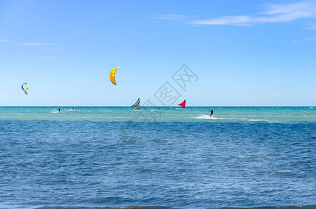Jangada船和风筝冲浪者一起在巴西Cumbuco图片