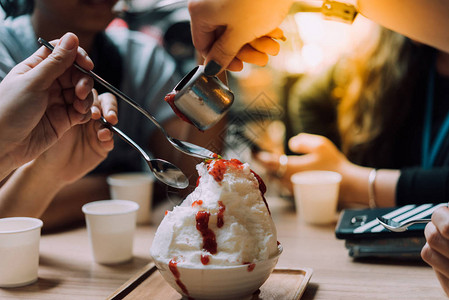 苏炳添Bingsu或BingsooPatbingsu是一种流行的韩国刨冰甜点背景