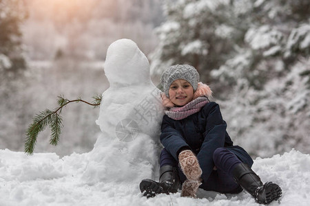 可爱的小女孩和雪人一图片