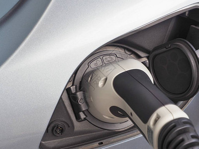 电动车或EV汽车通过EV充电插座和插头在电池中充电图片
