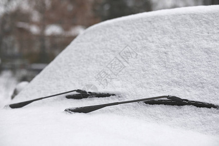 第一场秋雪中农村公路上的一辆汽车乡间小路上的第一场冬图片