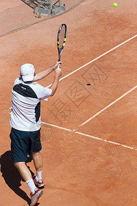 网球运动员击球后视图图片
