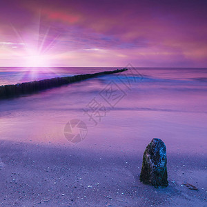 上的日落带有木制防波堤紫色调图片