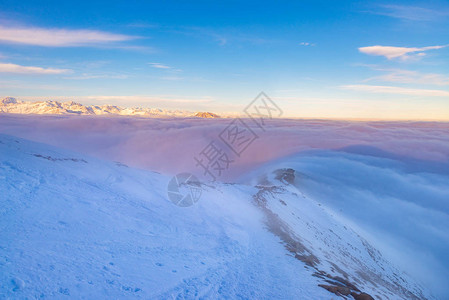 高山风景山谷中的云层山顶是日落的阳图片