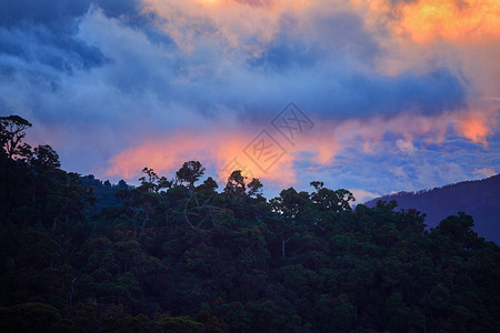 哥斯达黎加山脉的夜景图片