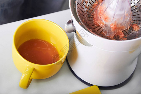 烹饪在厨房一步地煮新鲜橙子汁在白图片