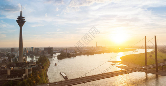 Duseldorf在日落时与光塔Rheinturm的视野网站和杂图片