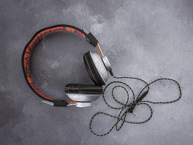 现代黑色和橙色耳机在灰色生图片