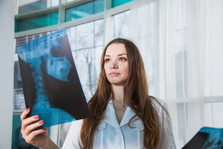 年轻专业女医生在一次访问期间检查病人的X光人体阴囊健康医学图片