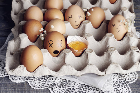 鸡蛋盒中棕色鸡蛋的特写图片