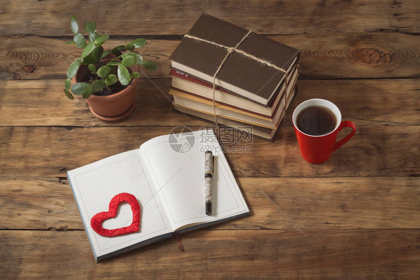 日记心花书本红杯加咖啡或茶图片