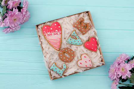 来自烤饼干的爱字情人节爱饼干和礼品盒情人节的粉红色菊图片