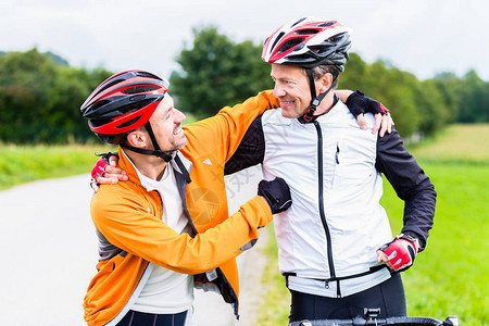 参加健身运动的自行车选手在比赛结束时互相拥图片