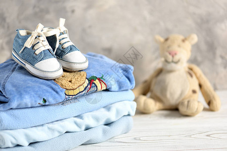 男婴衣服和鞋子背景图片