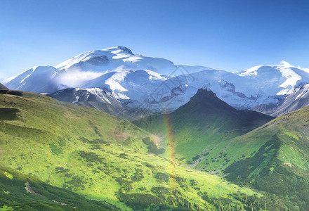 白天的高山脊在夏季时间的全景观图片