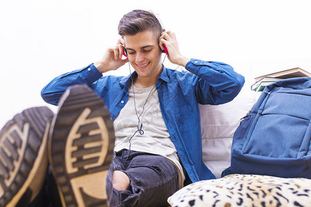 青少年用手机和耳机在听音乐时图片