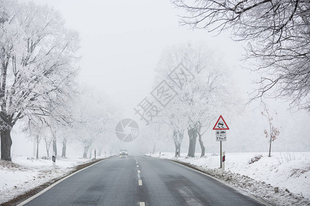 有多雪的风景的冬天路图片