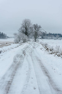 冬天路上的车胎轨迹在孤寂背景图片