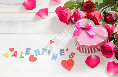 粉红礼物盒和情人节的图片