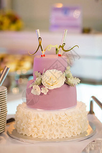 美丽的婚礼蛋糕细节传统的甜点给新娘图片