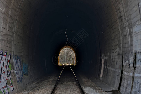 隧道和铁路隧道尽头的光背景图片