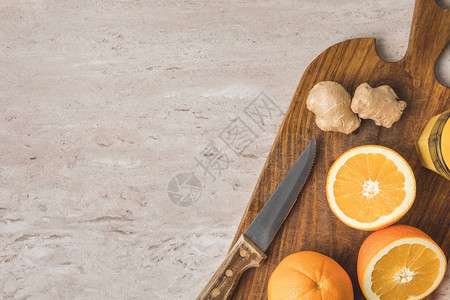 大理石表面橙子刀和姜的顶视图图片