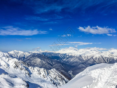 阳光明媚的山脉索契山顶的雪景图片