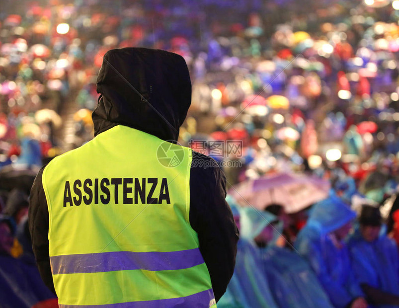 活动期间意大利语安全警卫的文字为ASISSTENZA图片