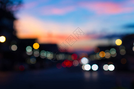 黄昏时城市大街的交通和城图片