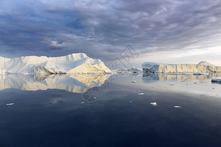 地球的极地区各种形式和大小的冰山气候变化和地球上年平均气温的增长极地冰层面积减少背景图片