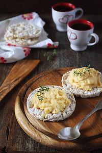 法国美食炒鸡蛋和酸奶油加米面包和两杯咖啡早餐果冻风格Rustic图片