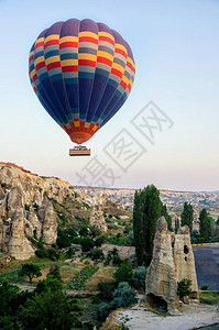 热气球在卡帕多西亚土耳其歌雷米的岩石景观图片