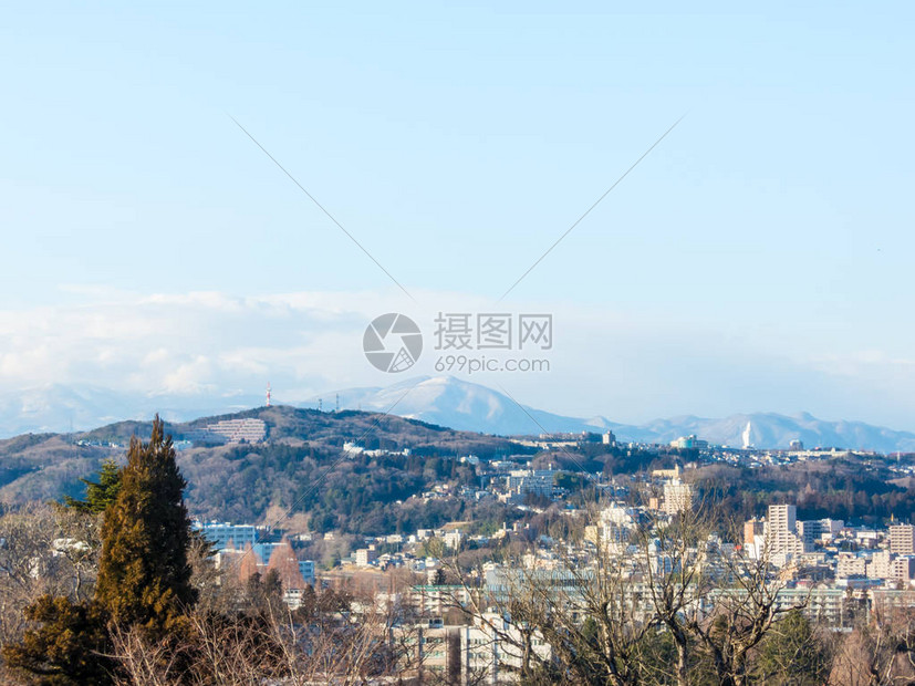 从山上看蓝天的日本城市景观图片