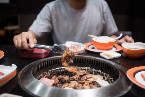 烤肉烧烤炉上加牛肉和猪肉图片