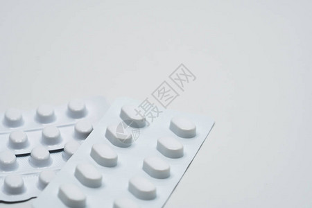 白色泡罩包装中片剂药丸的宏观拍摄细节图片