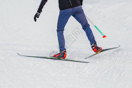 关闭跨滑雪设备雪地底图片
