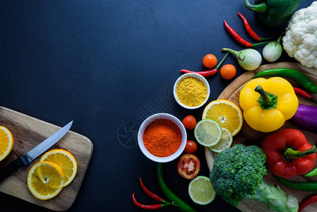 新鲜有机蔬菜和木桌背景的健康食品概念图片