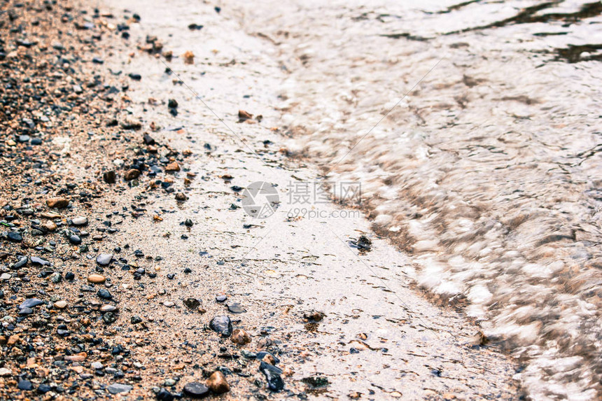 沙子和石子在河上图片