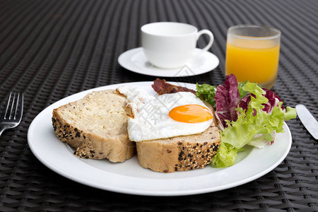 早餐加煎蛋蔬菜面包咖啡和橙汁图片