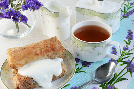 薄煎饼加酸奶油和茶叶图片