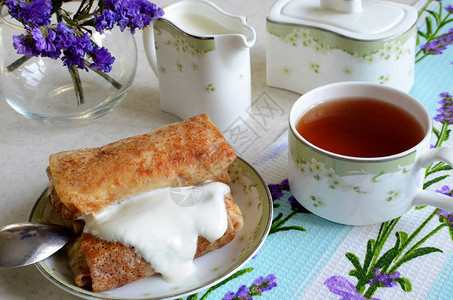 薄煎饼加酸奶油和茶叶图片