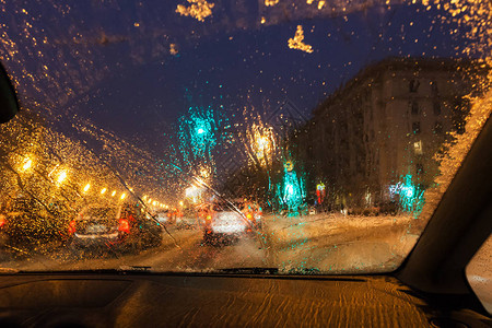 莫斯科夜间下雪时驾驶车图片