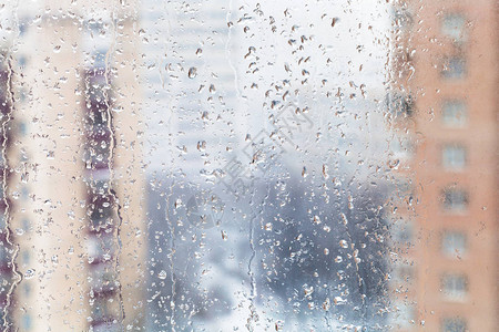 冬季雨滴落在家庭窗户玻璃上图片