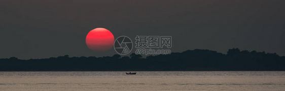 海上夕阳红日与渔船图片