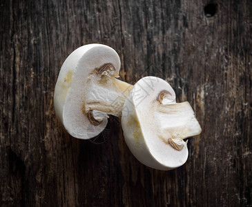 木制背景上的新鲜白蘑菇香图片
