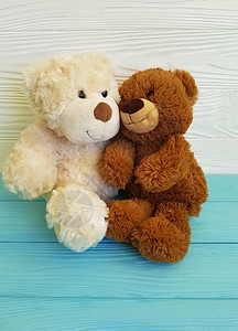 两只熊玩具放在粉图片