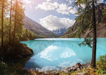 阿尔泰山的蓝色沙瓦拉湖风景与不可思议图片