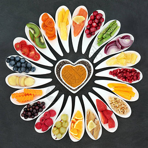 健康心脏食物与鱼水果和蔬菜在石板背景图片