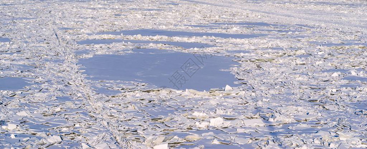 河流或湖泊的冷冻水图片