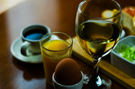 早餐包括鸡蛋杯中的鸡蛋新鲜面包早晨健康美味图片
